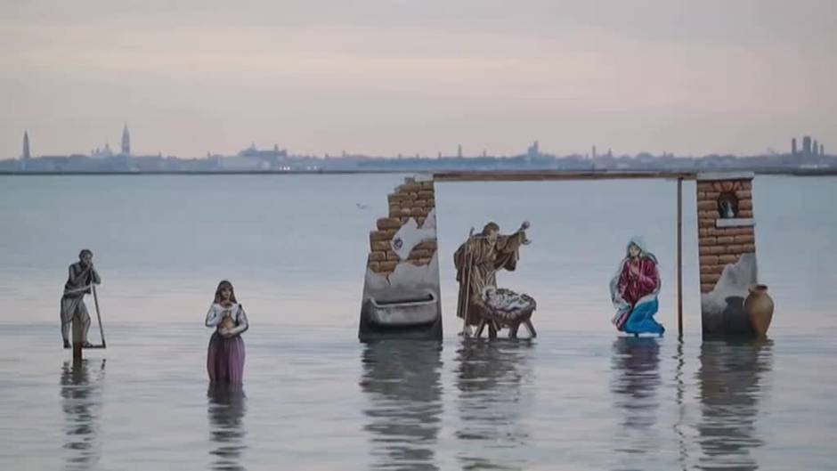 Un frutero veneciano diseña un belén navideño con figuras de madera sobre el agua