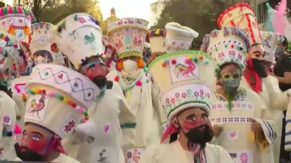 Los 'Chinelos' se burlan en México, con un colorido desfile, de los españoles de la época colonial