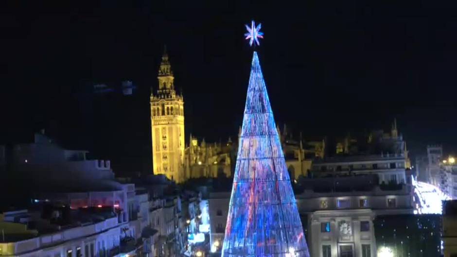 Sevilla luce el árbol navideño de luces led más alto de Europa