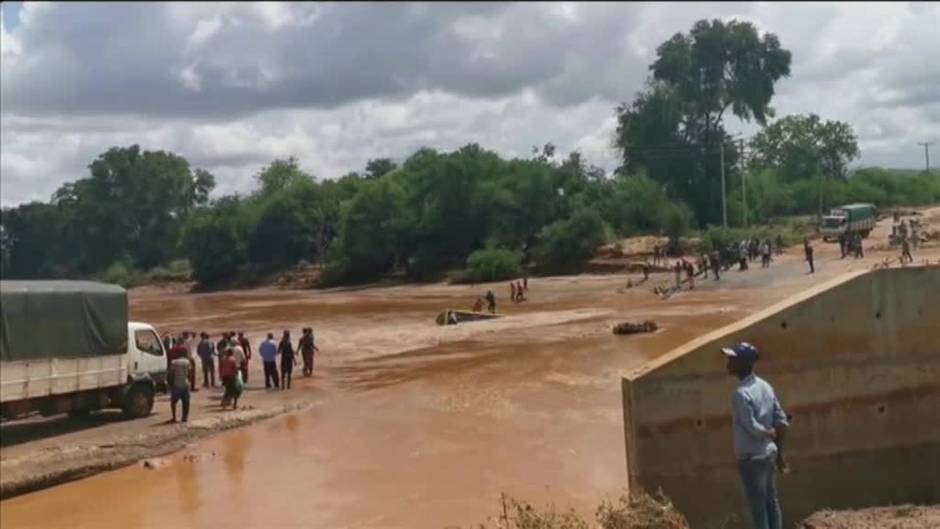 23 personas mueren ahogadas en Kenia cuando el autobús en el que viajaban fue arrastrado por la crecida de un río