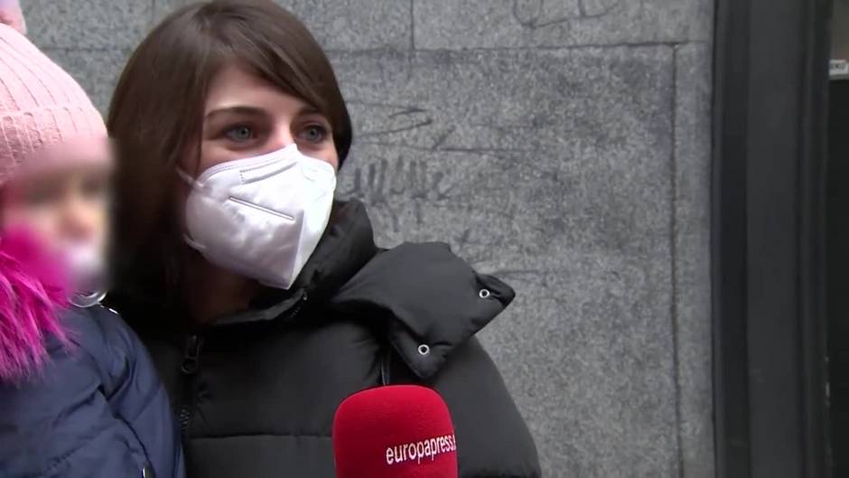 Cientos de personas aprovechan el puente para comprar sus décimos en Doña Manolita