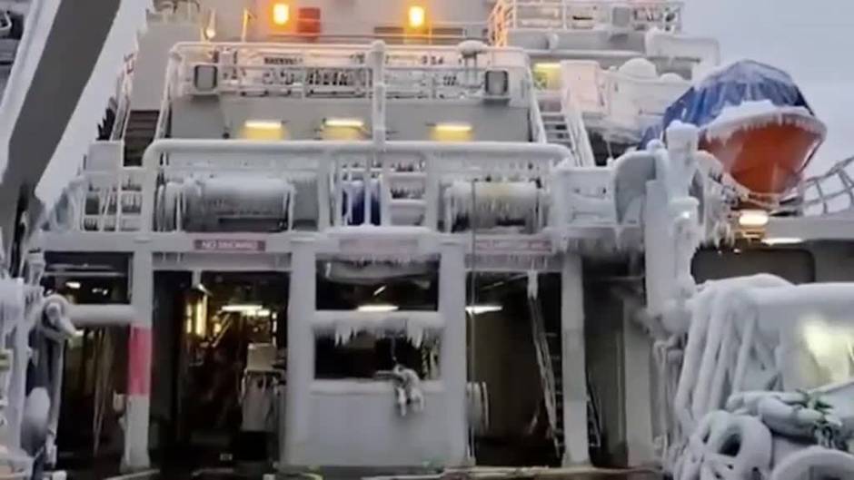 Noruega colabora en la extinción del incendio de un buque de mercancías en Suecia