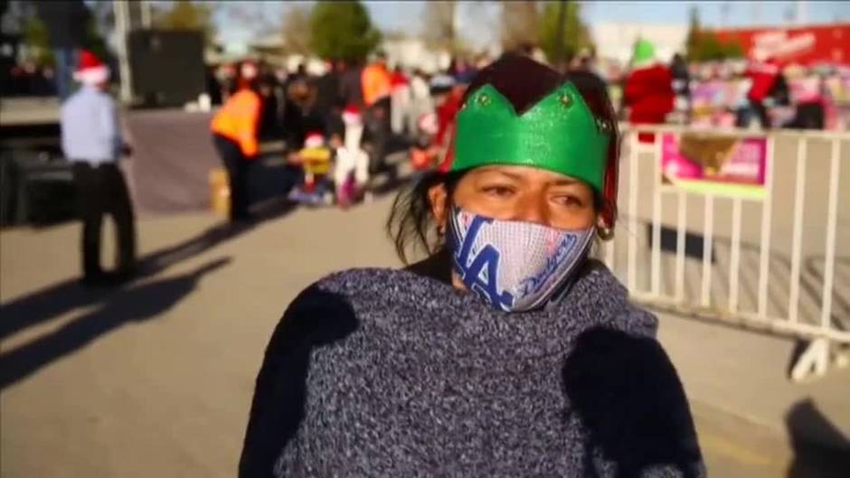 Bomberos de México reparten más de 50.000 regalos entre familias con dificultades económicas