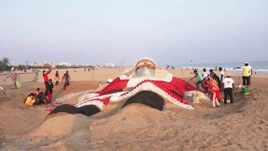 Un Papá Noel gigante en India para felicitar la Navidad