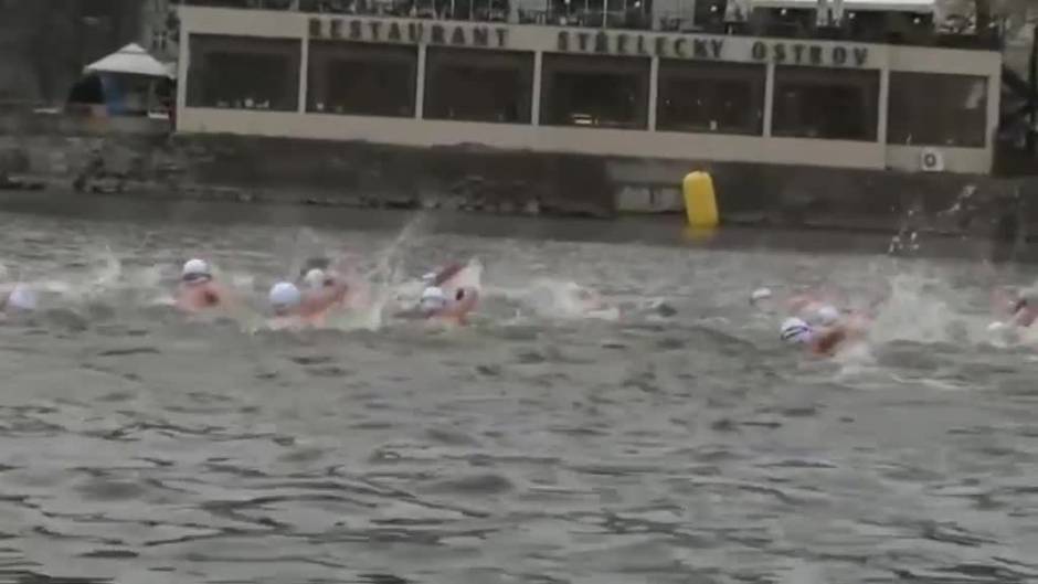Cientos de nadadores desafían las gélidas aguas del río Moldava en Praga