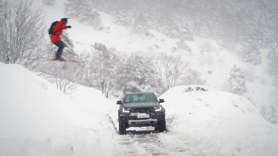 Esquiador profesional frente a coche ¿quién ganará el reto sobre la nieve?