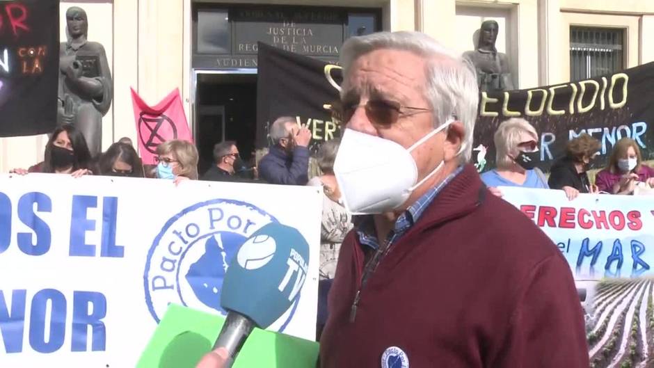 Ciudadanos se concentran para pedir soluciones para el Mar Menor