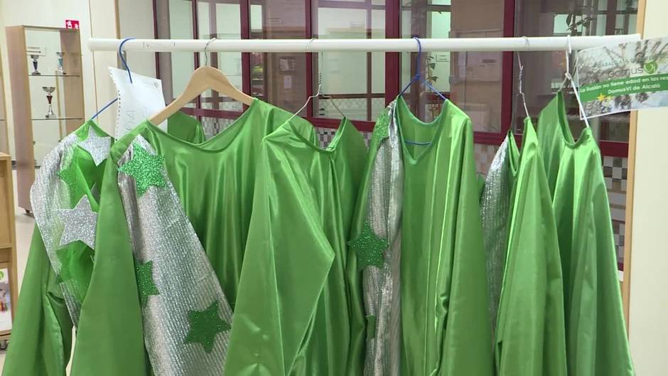 Mujeres de una residencia de Alcalá de Henares cosen los trajes de los Reyes Magos