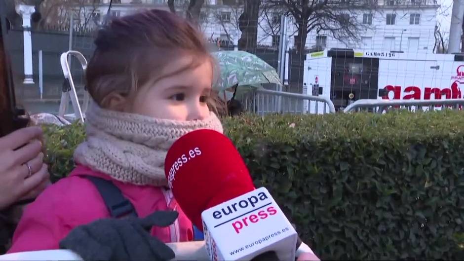 Los Reyes Magos llenan de ilusión las calles de Madrid a pesar de la lluvia