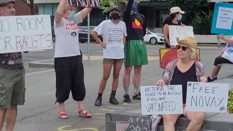 Seguidores de Djokovic se concentran el el hotel donde se aloja en Melbourne para apoyarle