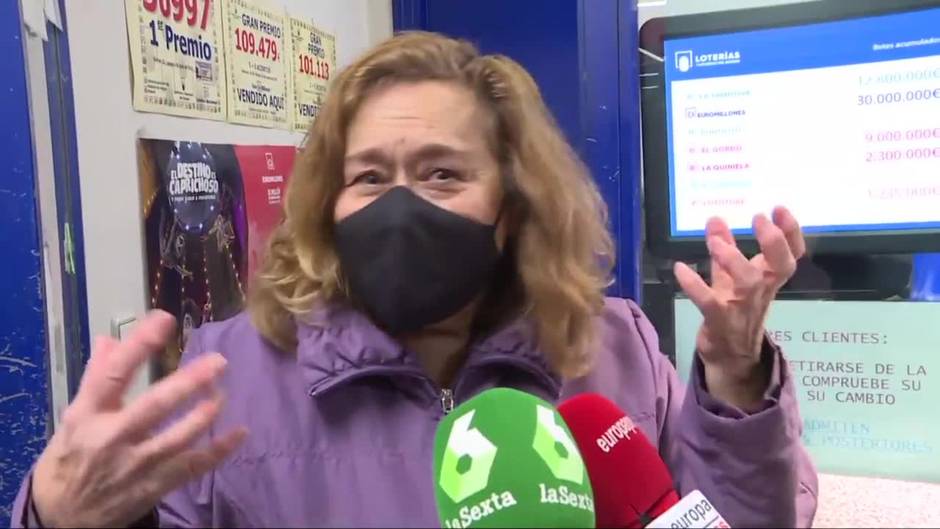 Emoción en Atocha tras repartir parte del segundo premio de la Lotería de 'El Niño'