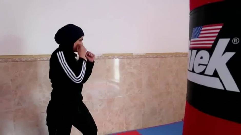 Una mujer desafía a la sociedad iraquí practicando artes marciales