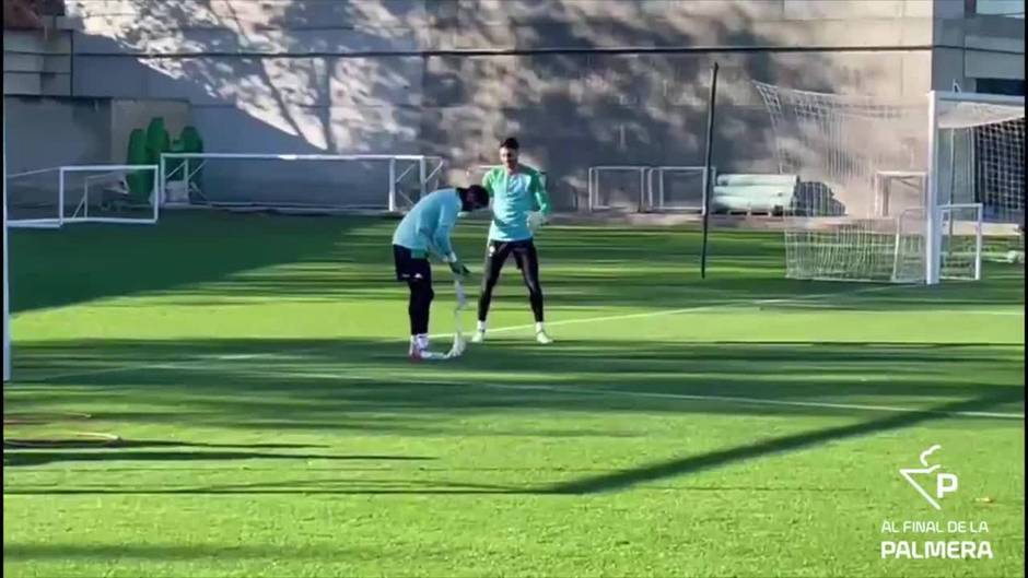 Bravo regresa a los entrenamientos con el Betis