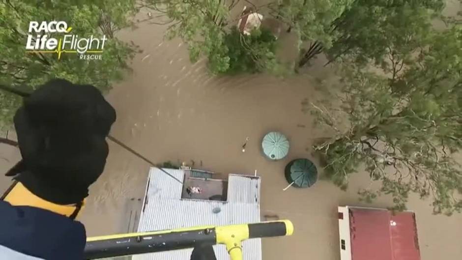 Rescatan en helicóptero a una familia aislada por las inundaciones en Australia