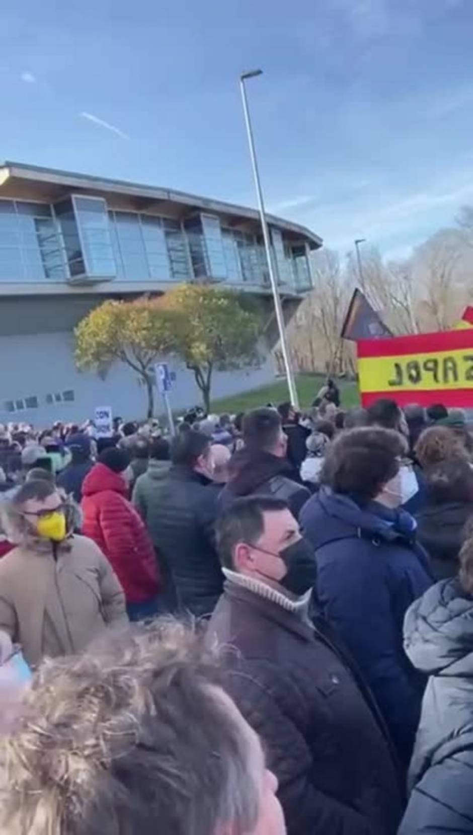 Manifestación de ganaderos contra Sánchez a su llegada a Palencia para presentar la candidatura de Tudanca
