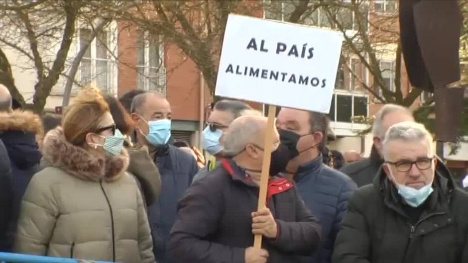 Agricultores y ganaderos reciben con pitos a Sánchez en Palencia y piden el cese de Garzón