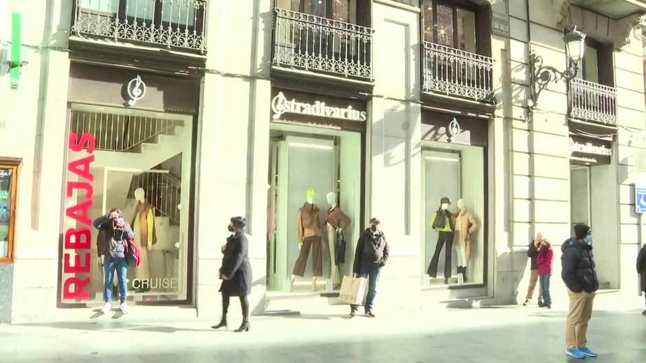 Ciudadanos aprovechan las rebajas para comprar en comercios de Madrid