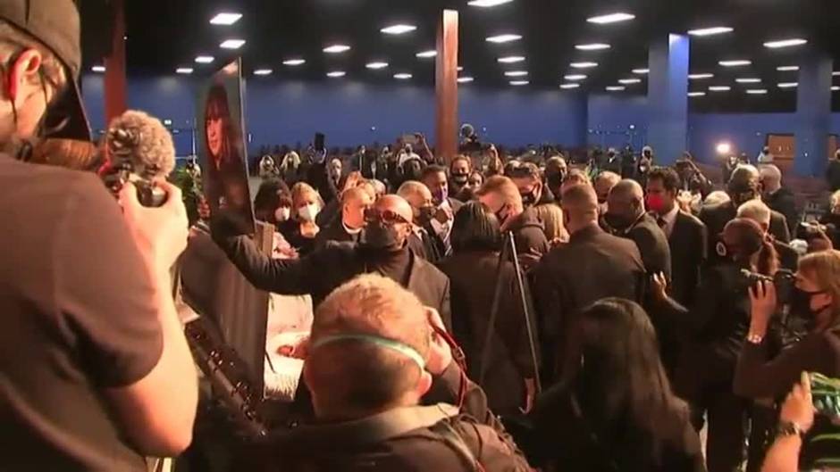 Emotiva y multitudinaria ceremonia de despedida a la joven de 14 años tiroteada en Los Angeles