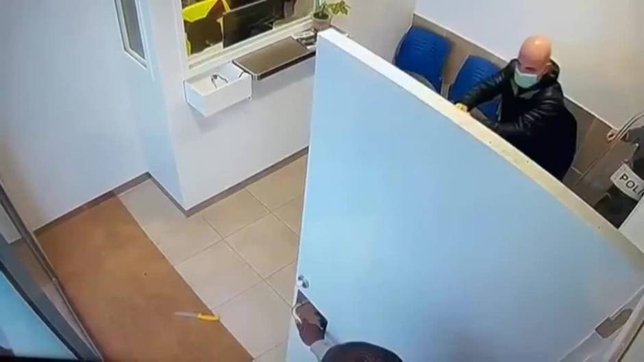 Un joven ataca con un cuchillo a los agentes de una comisaría en Bañolas, Gerona