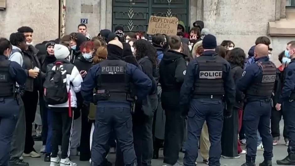 Los profesores franceses en huelga por los cambios de protocolos anticovid en las aulas