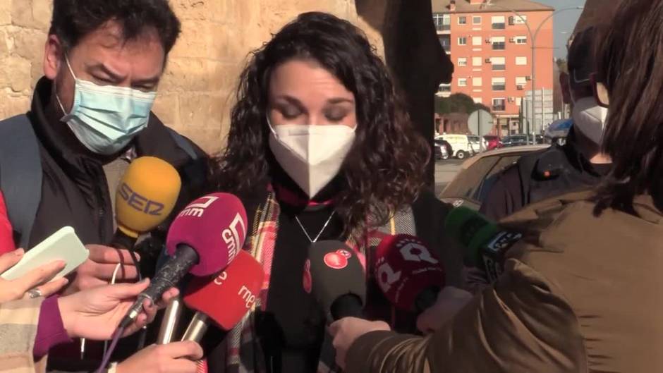 Madre de un bebé y agentes de Policía se reencuentran tras asistir al pequeño