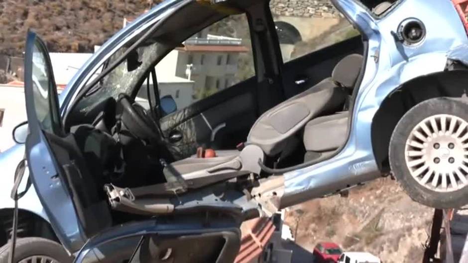 Dos días después rescatan el coche que quedó empotrado en un tejado en Granada