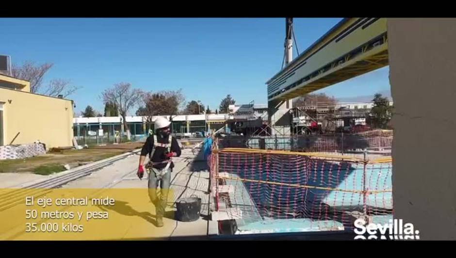 El Ayuntamiento avanza en las obras de la piscina del Centro Deportivo Torreblanca con la colocación del eje de nueva la cubierta