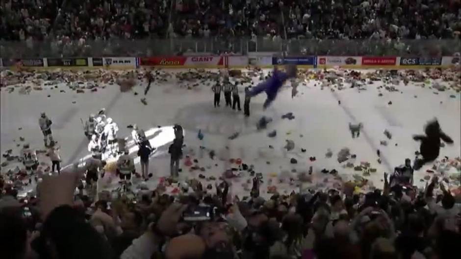 Miles de osos de peluche vuelan por los aires durante un partido de hockey en EEUU