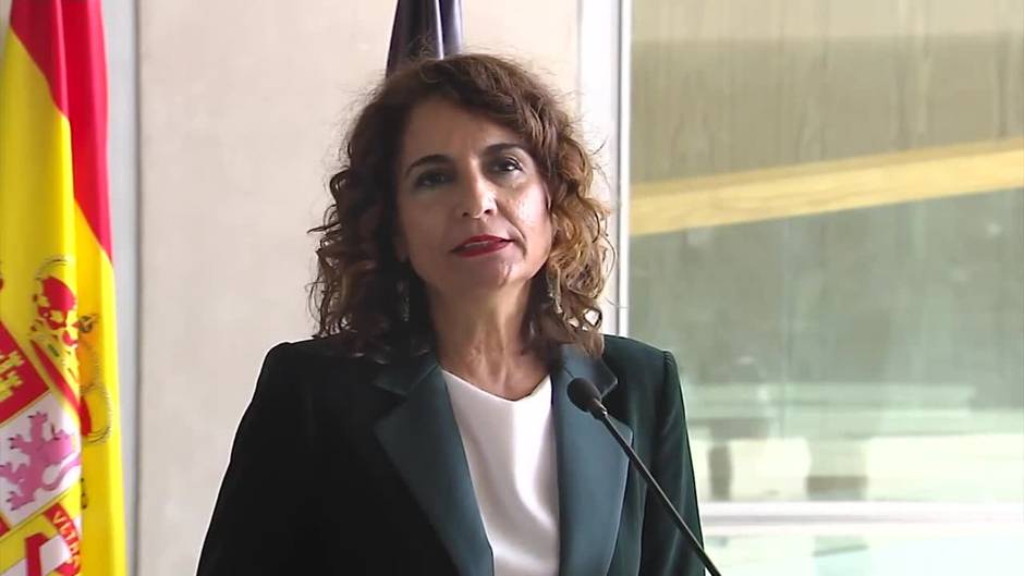 Montero destaca el crecimiento del 5% del PIB y "las previsiones esperanzadoras" para 2022 y 2023