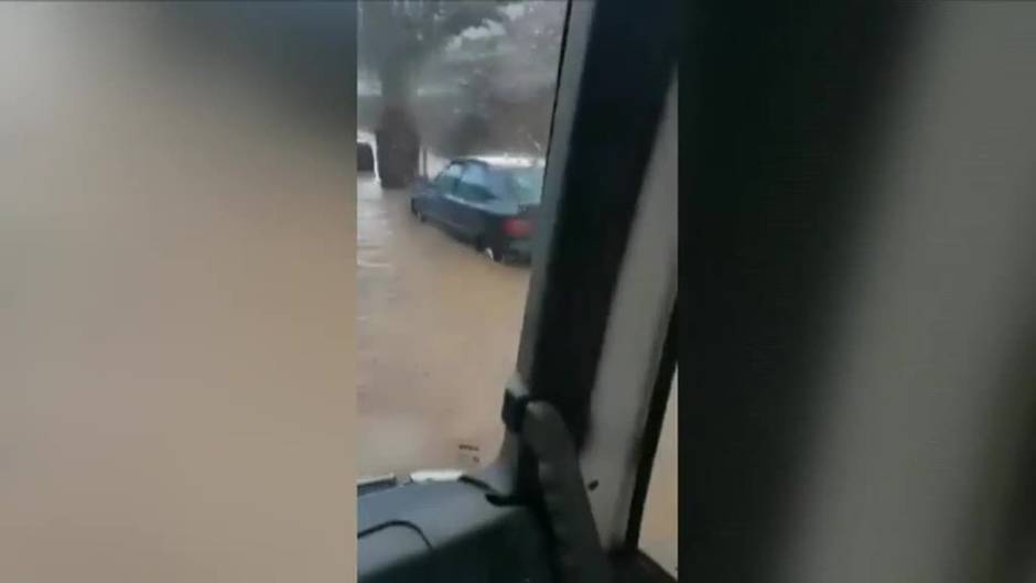 Una tromba de agua anega calles y bajos de inmuebles en el sur de Tenerife