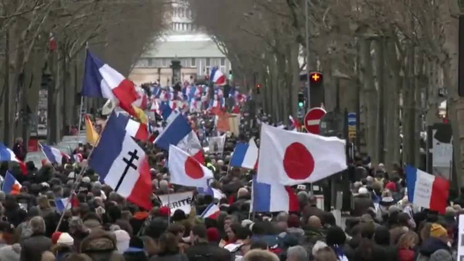 Protesta en las calles de París contra las nuevas restricciones de Macron