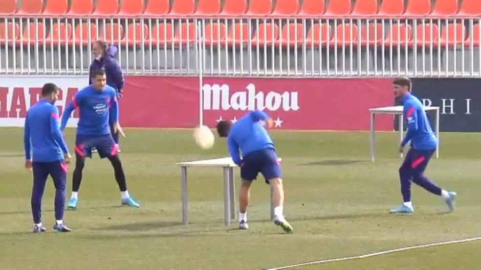 El Atlético se divierte en su penúltimo entrenamiento antes del Barça