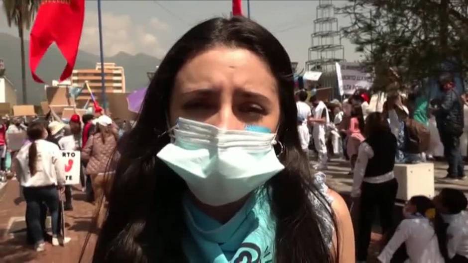 Manifestantes contra el aborto y grupos a favor de la legalización protestan frente a la Asamblea Nacional de Ecuador