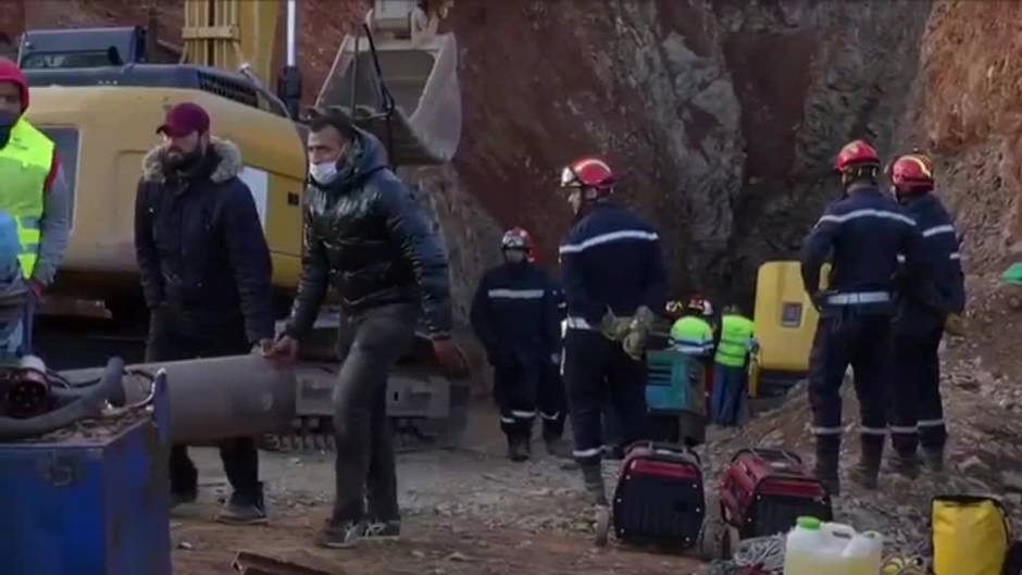 Los rescatistas entran al túnel con un equipo médico para sacar a Rayan