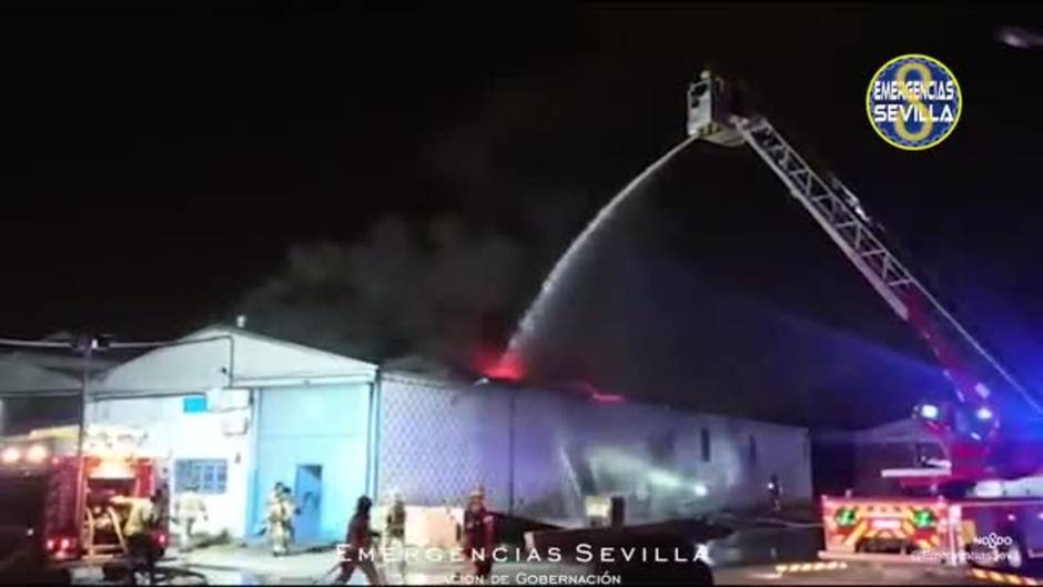 Incendio en naves industriales del Polígono El Pino de Sevilla
