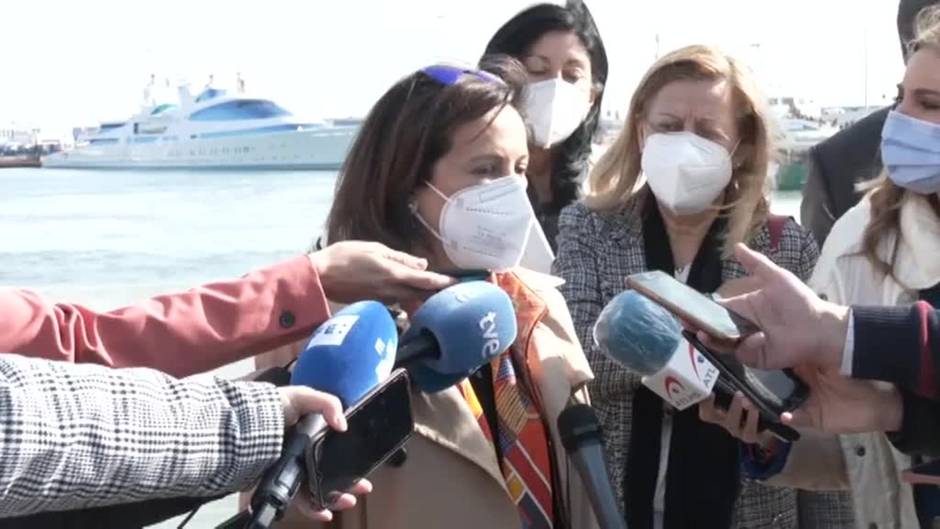 Margarita Robles despide al Buque Escuela Juan Sebastián de Elcano