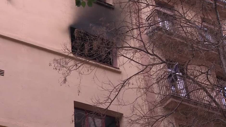 9 heridos, uno crítico, en el incendio del Hotel Coronado de la Rambla de Barcelona