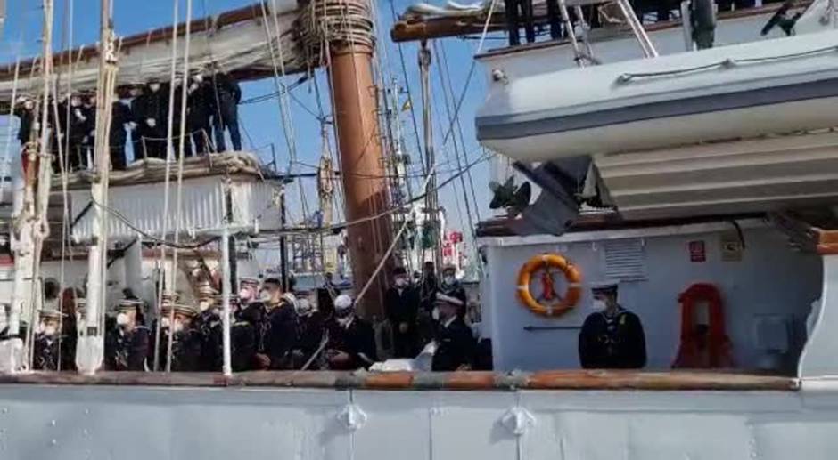 El buque escuela Elcano zarpa de Cádiz para iniciar su 94º crucero de instrucción