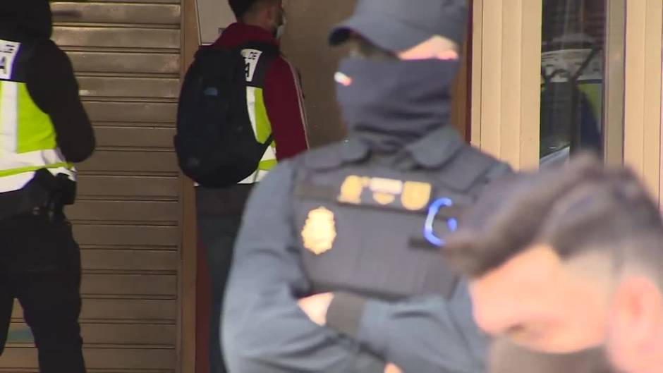 Agentes de la UDEF han detenido al menos 5 personas en el registro al Ayuntamiento de Cornellà