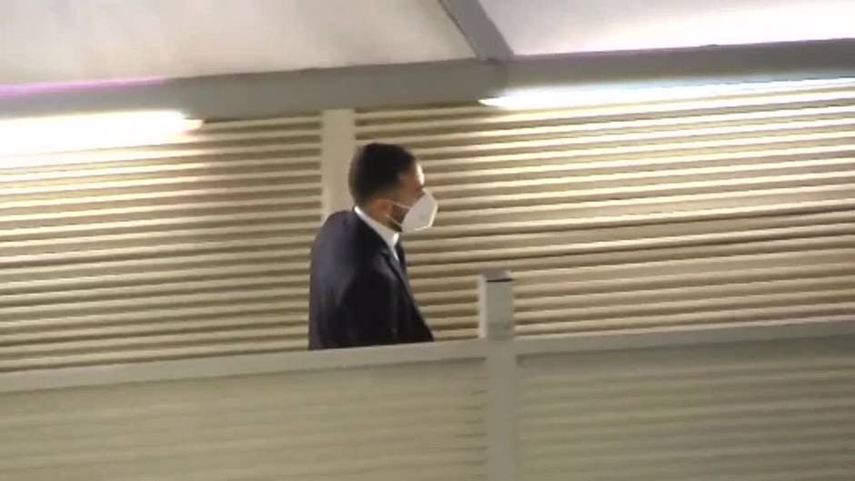 Caras largas en la llegada del Real Madrid anoche tras la derrota ante el PSG