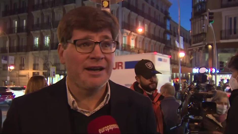 Centenares de personas muestran su apoyo a Ayuso frente a Casado