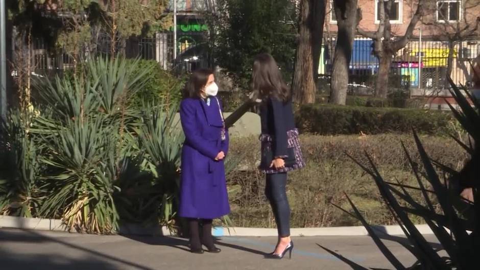 Doña Letizia desvela que el Rey Felipe "está tranquilo y activo"