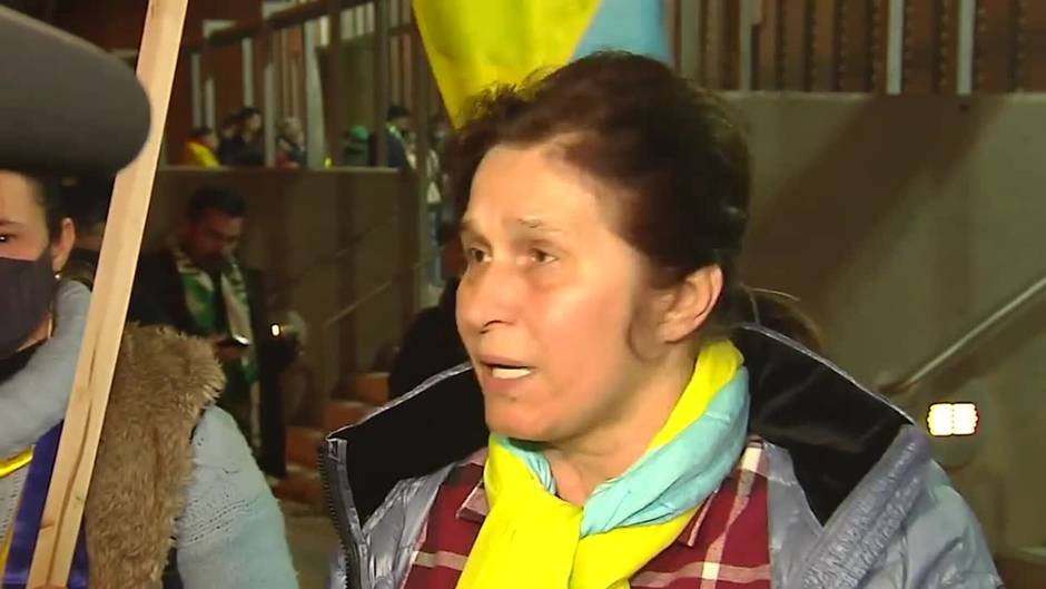 Medio centenar de ucranianos pide la paz en el encuentro Betis-Zenit