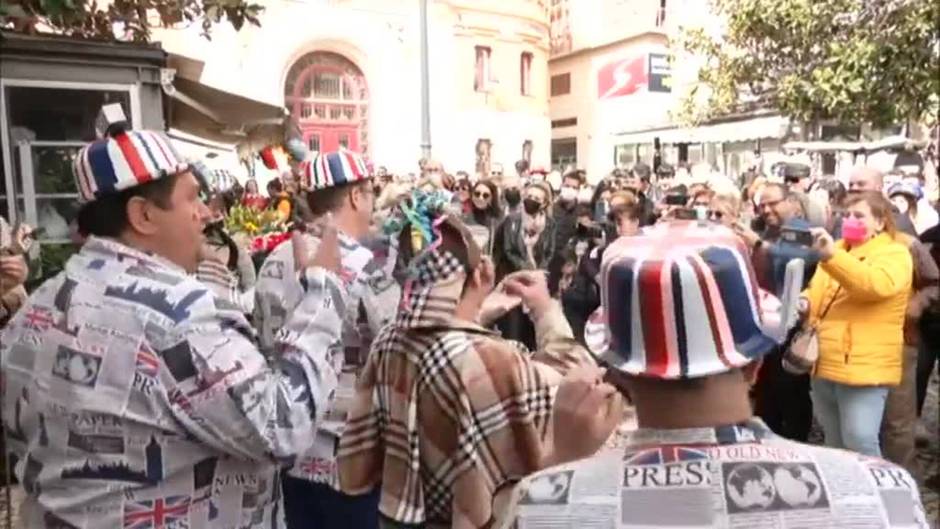 El sonido de las chirigotas anuncia el regreso del carnaval a las calles de Cádiz