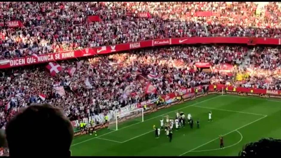 La fiesta del Sevilla FC con su afición tras ganar el derbi ante el Betis