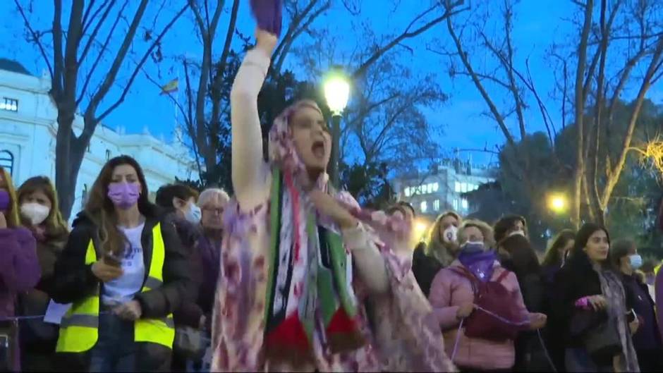 Miles de mujeres tiñen de morado el centro de Madrid durante la manifestación por el 8M