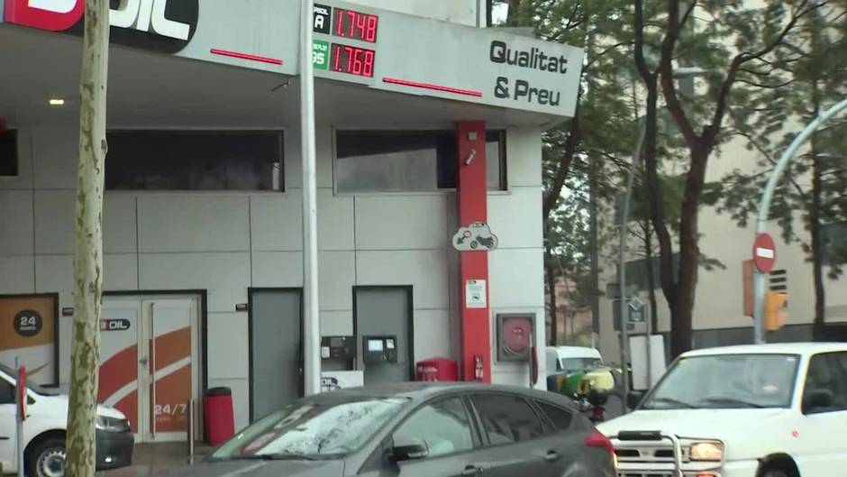 Colas en gasolineras 'low-cost' para llenar el depósito en Barcelona