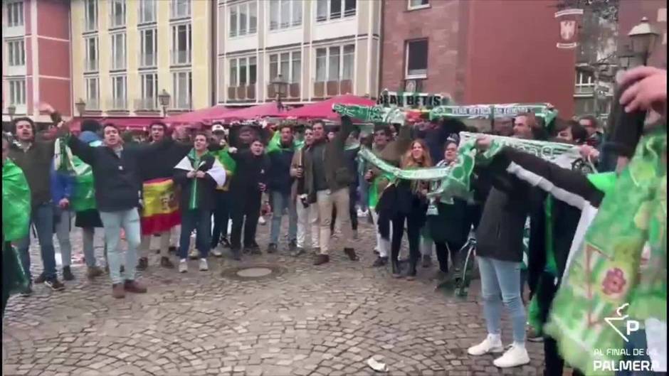 El himno del Betis retumba en Römerberg Platz