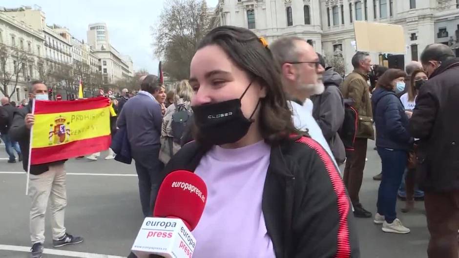 Manifestantes llenan Cibeles para protestar contra la subida de los precios