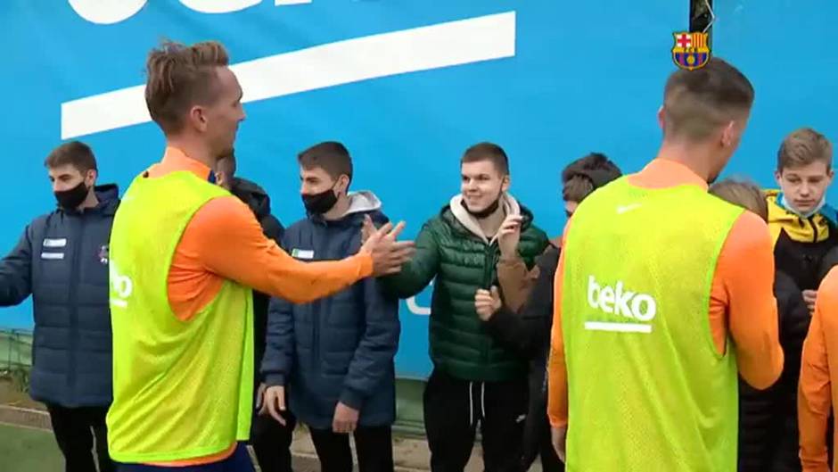 Refugiados ucranianos visitan el entrenamiento del Barça